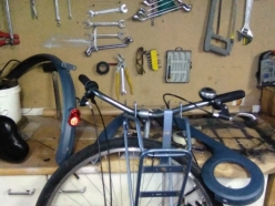 Bizidida, bizikletak berreskuratzeko lantegia = Bizidida, taller de recuperación de bicicletas