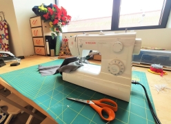 Josteko makina eta ehungintza estazioa = Máquina de coser y estación de textiles